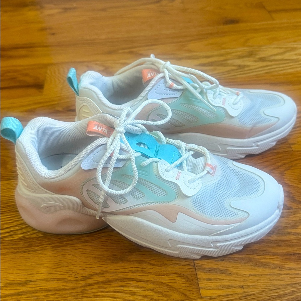 Anta Woman White and Blue Sneakers